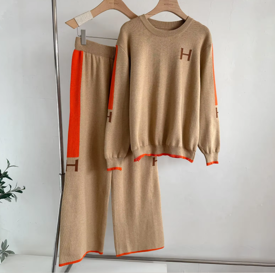 Fashionable Knitted Woolen Set for Women round Neck