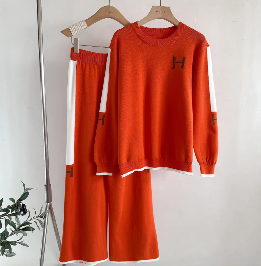 Fashionable Knitted Woolen Set for Women round Neck